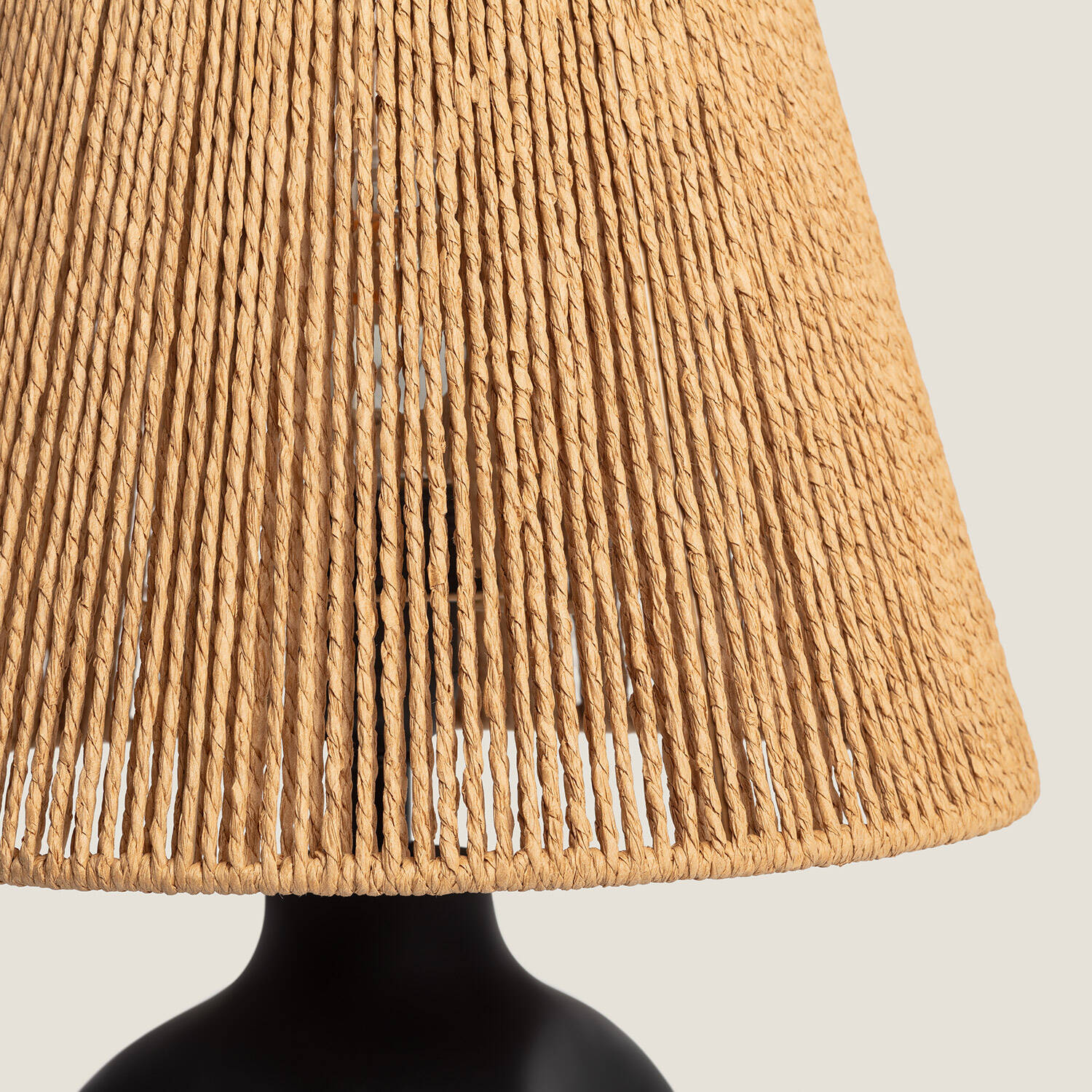 Lampa Stołowa z Plecionego Papieru i Żywicy Otilia - widok prezentacyjny