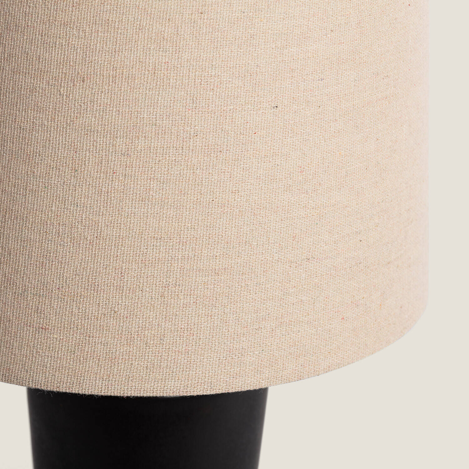 Lampa Stołowa z Ceramiki i Lnu Amabel - widok prezentacyjny