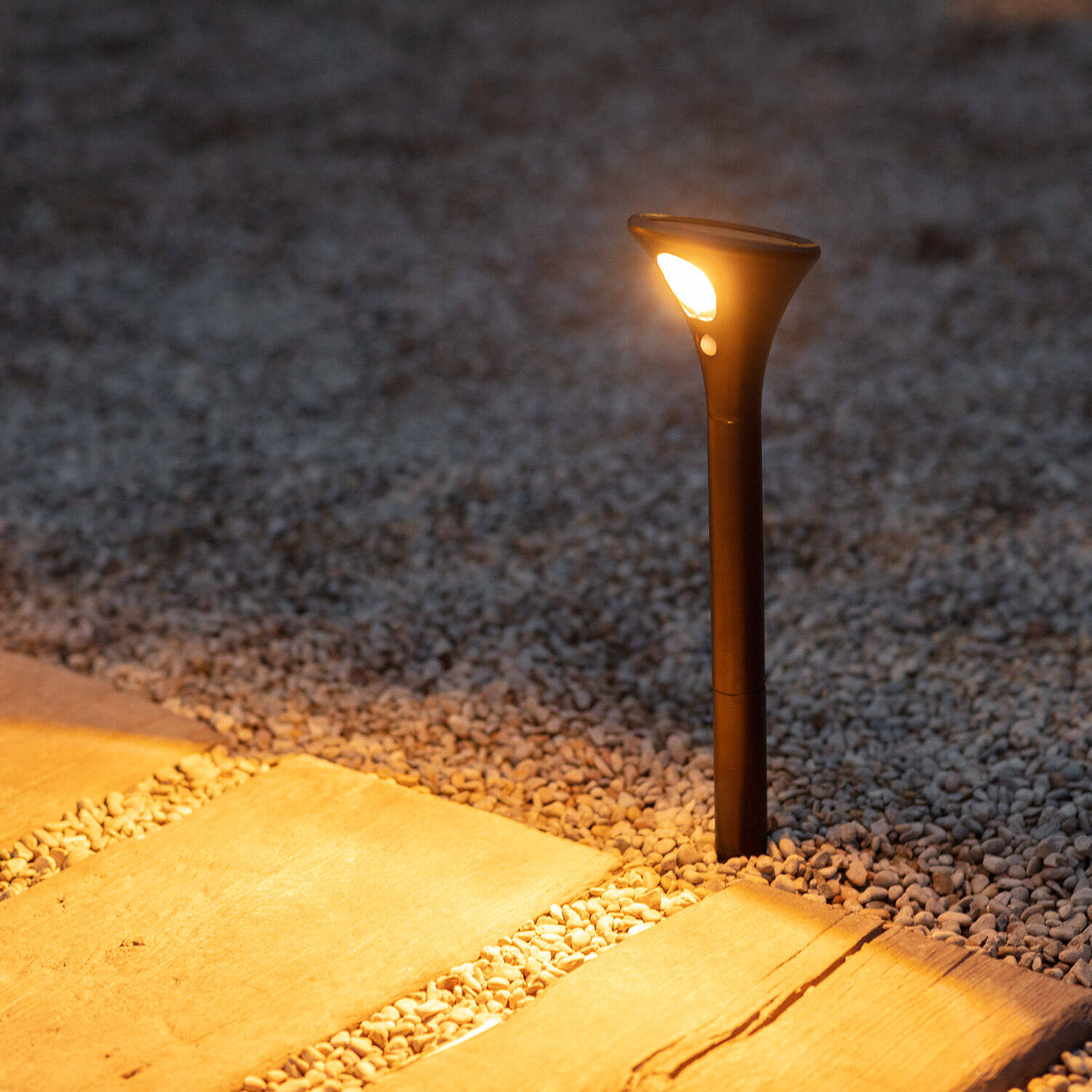 Zestaw 2 Lamp LED Solarnych Zewnętrznych 60cm ze Szpicem i Czujnikiem Ruchu - widok prezentacyjny