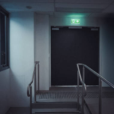 LED-Einbau-/Aufbau-Notleuchte 130lm Permanent/Non-Permanent mit IP65 Schild Schnitt 150x310 mm