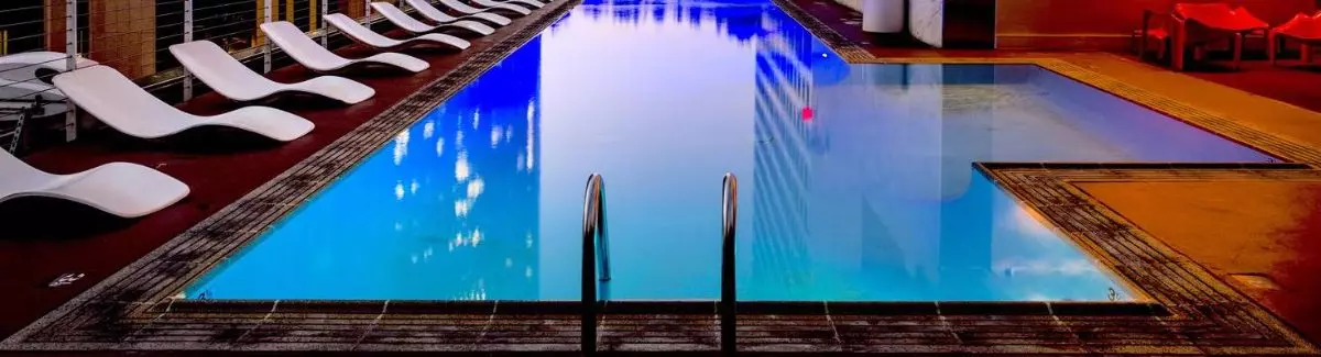 Wie beleuchtet man einen bereits gebauten Pool