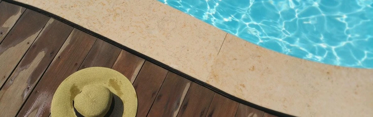 Wie man einen Pool reinigt und ihn für den Sommer vorbereitet