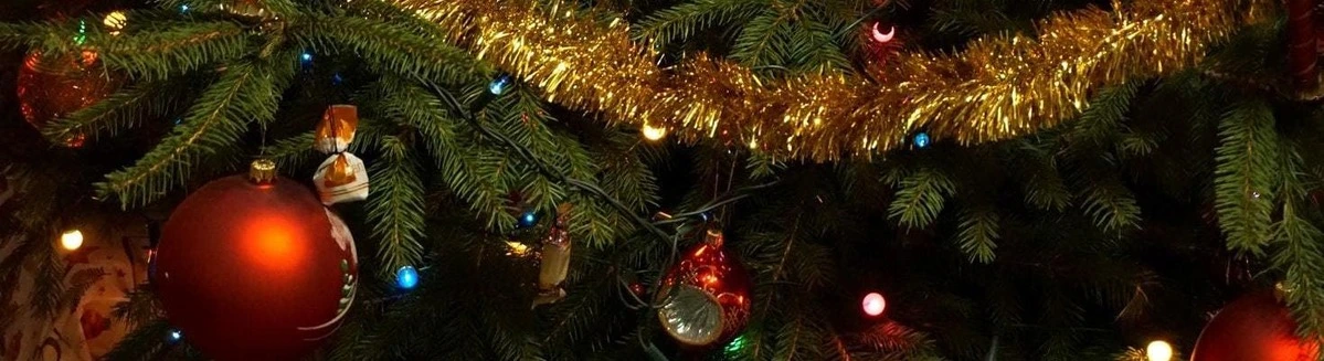 Wie man den Weihnachtsbaum schmückt