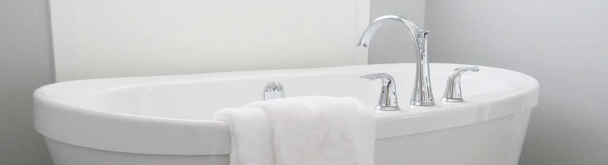 Hoe kleine badkamers verlichten en inrichten
