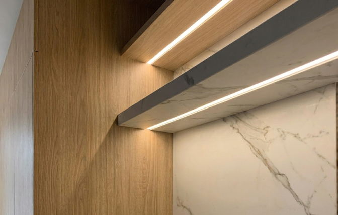Striscia LED installata su un mobile in legno