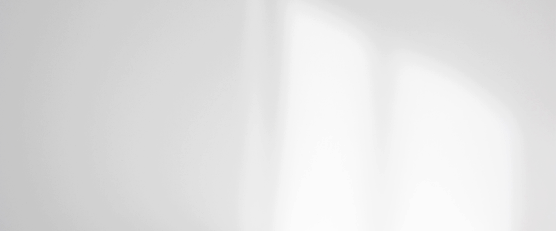 Hintergrundbild: Fensterreflexion auf grauer Wand