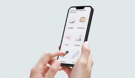 Bild einer Hand, die ein Mobiltelefon hält und im Internet surft