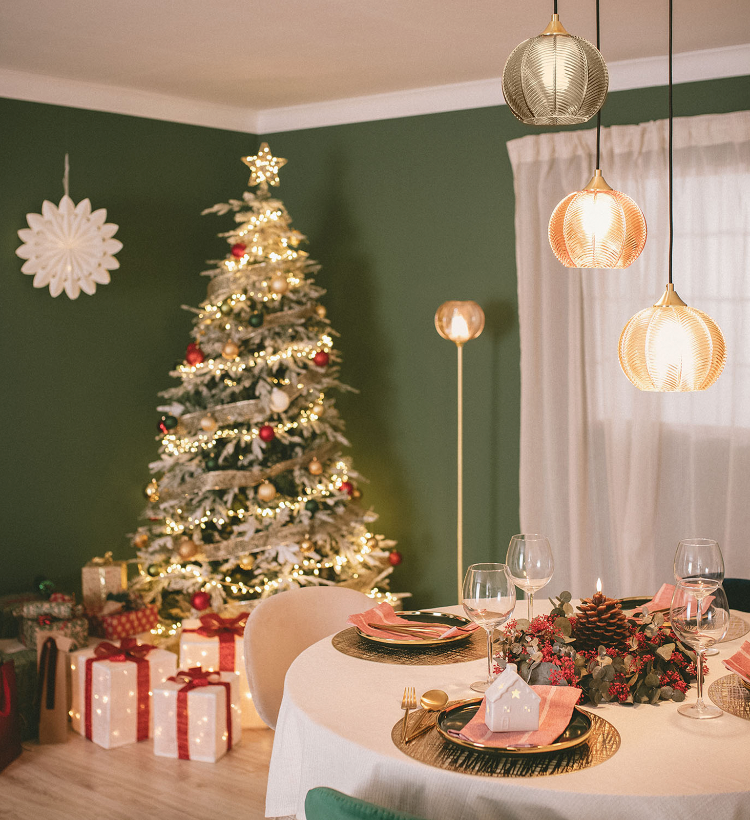 Foto met kerstboom en tafel met LED kerstversiering