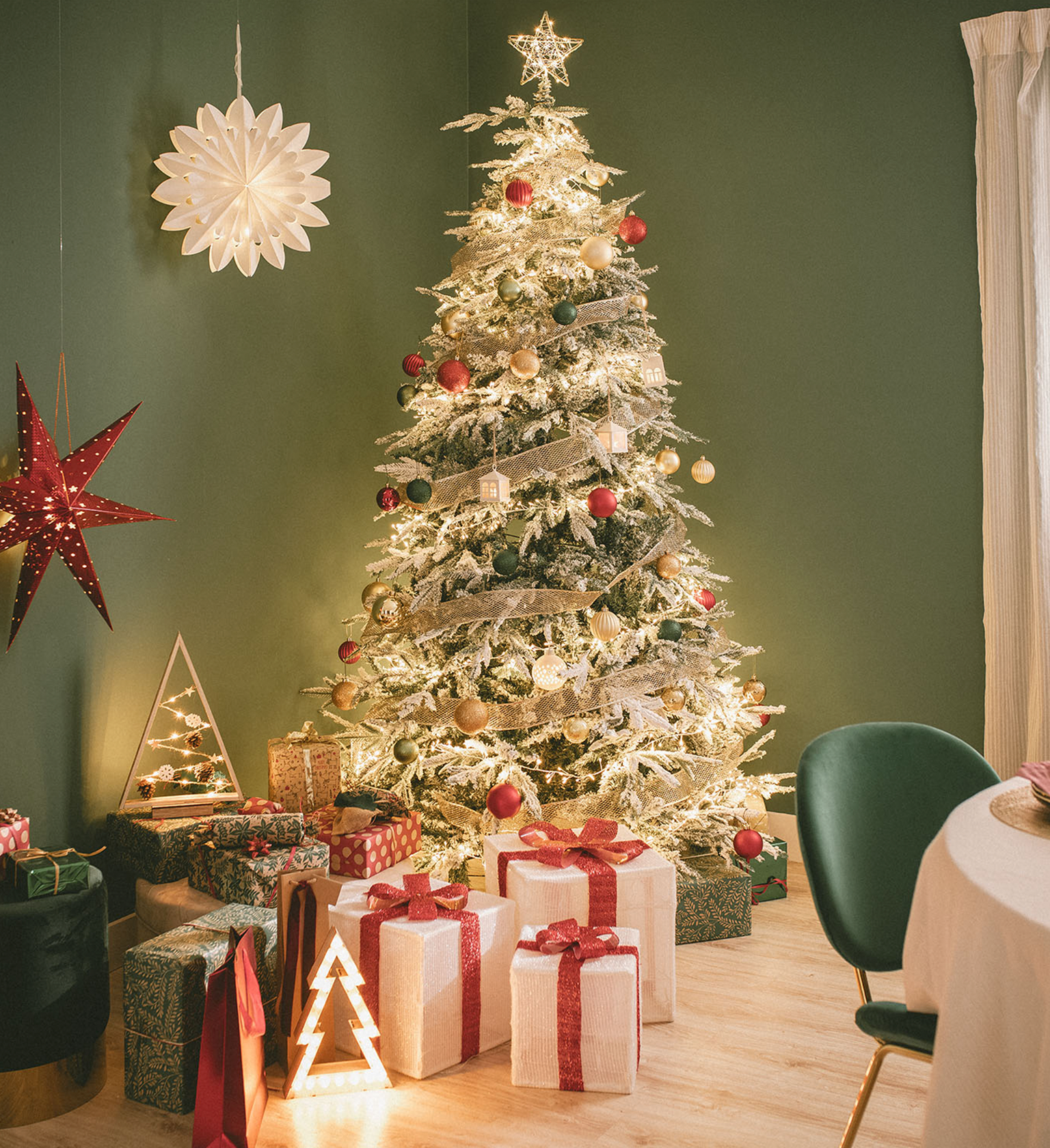Foto van een kerstboom aangevuld met LED-verlichting
