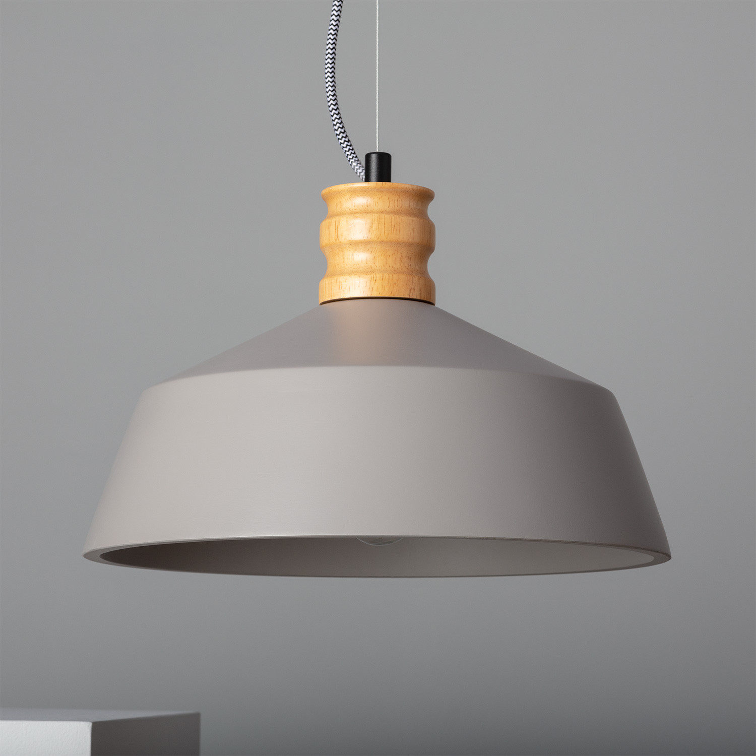 Lampada a Sospensione in Cemento e Legno Kukojoa